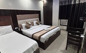 Hotel Sky Wood At Airport